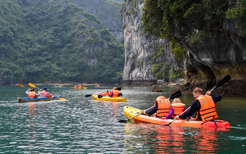cat-ba-kayaking