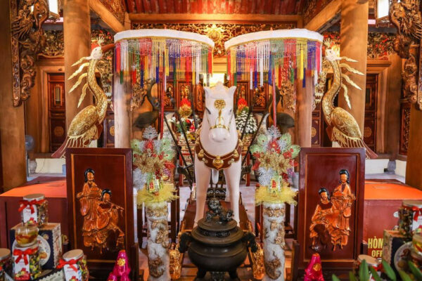 Bach Ma Temple