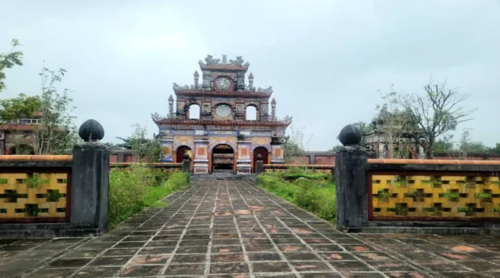 Duc-Duc-Tomb-in-Hue