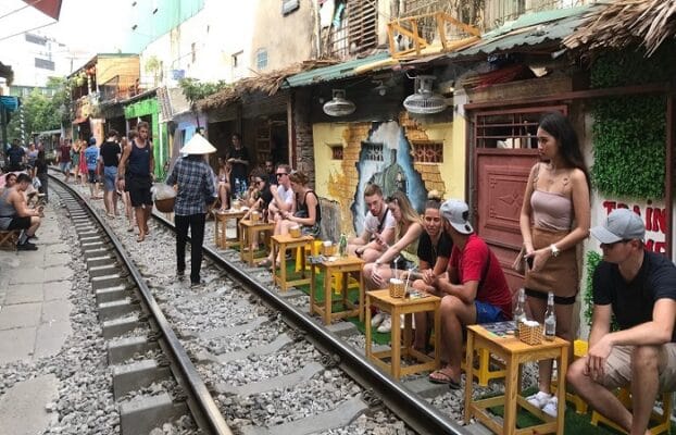 hanoi-train-street-cafe