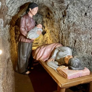 hue to vinh moc tunnels by car