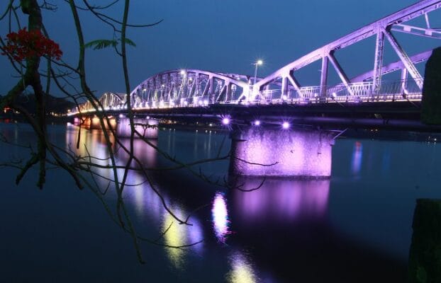 truong-tien-bridge